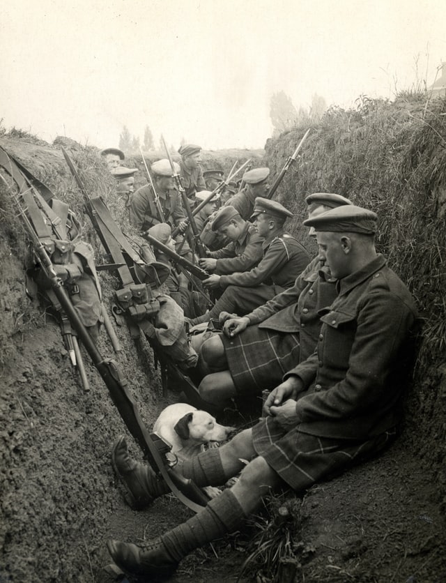 Scottish soldiers in a trench on WW2